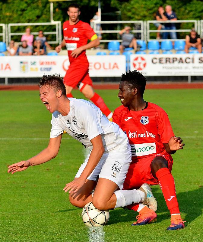 Mariánskolázeňská Viktorie ( v bílém) v prvním kole MOL Cupu nestačila na favorizované Ústí nad Labem (v červeném), kterému podlehla 1:4.