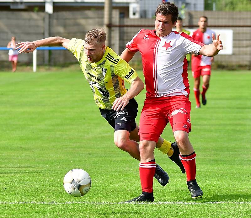 Přeštice (ve žlutém) urvaly cenný skalp třetiligové karlovarské Slavie, kterou porazily na starorolském pažitu v poměru 1:0.