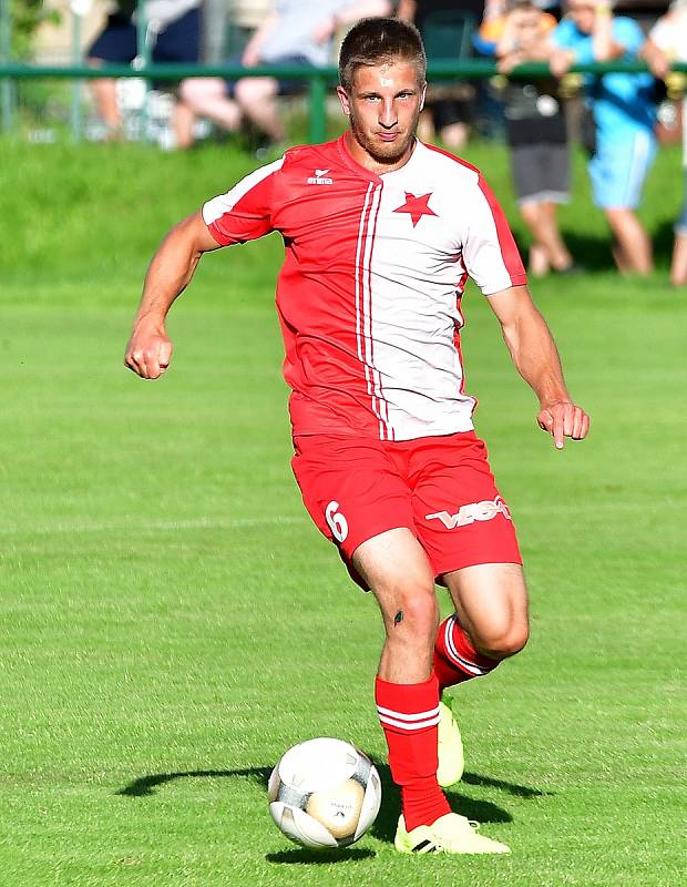 Karlovarská Slavia sice vedla v derby nad Ostrovem již 2:0, přesto nakonec uhrála pouze nerozhodný výsledek 2:2.