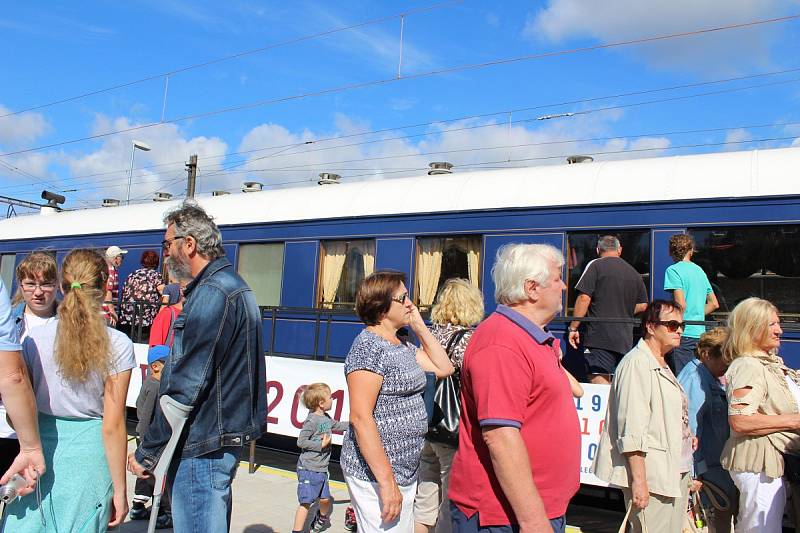 Prezidentský vlak obdivovaly v Karlových Varech stovky lidí