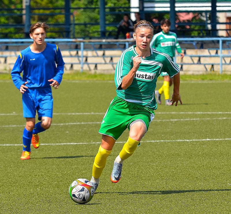 Karlovarské 1.FC (v zeleném) ovládlo krajský přebor dorostu, když v závěrečném kole završilo soutěž výhrou 7:1 nad Sedlecem (v modrém).