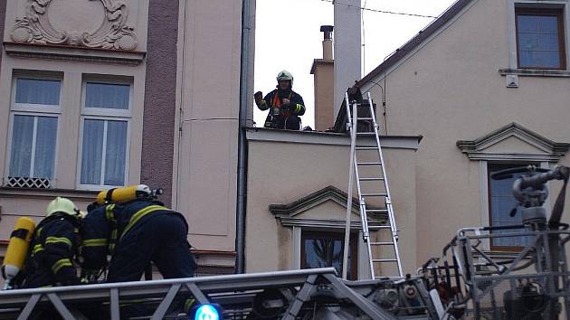 Po výbuchu začalo v pátek ráno hořet ve čtvrtém patře domu na náměstí Václava Řezáče v Karlových Varech – Drahovicích.