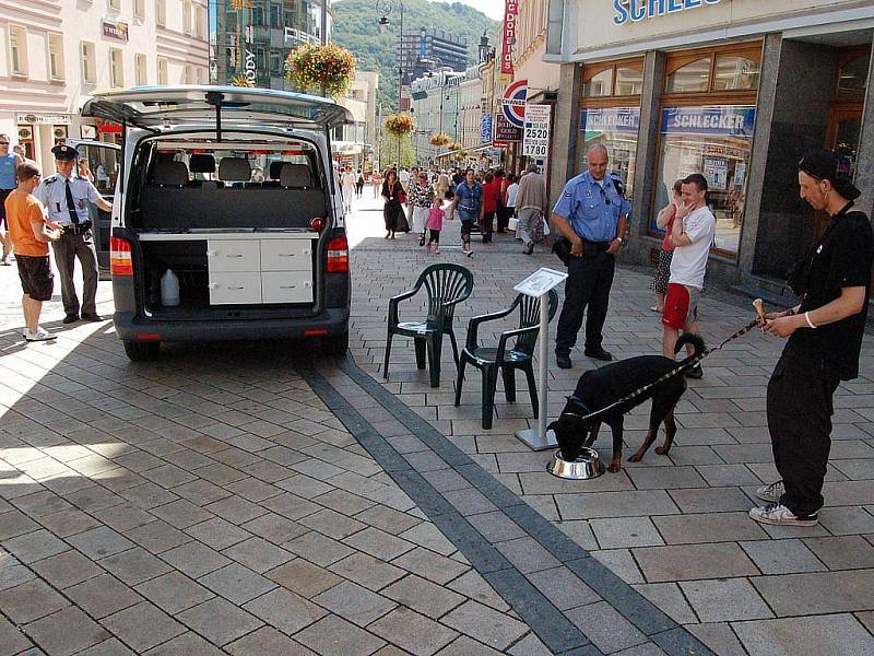 Je libo napojit žíznivého psa? I tuto službu mohou zprostředkovat policisté a strážníci, kteří tvoří osádku mobilní služebny.