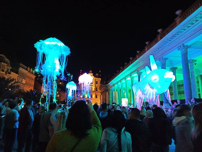 Festival světel přilákal do ulic v centru Karlových Varů i přes rostoucí počet nakažených tisícovky lidí.