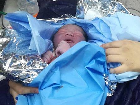 Sanitka s rodící ženou uvízla na ledovce. Záchranáři porodili zdravou holčičku ve voze.
