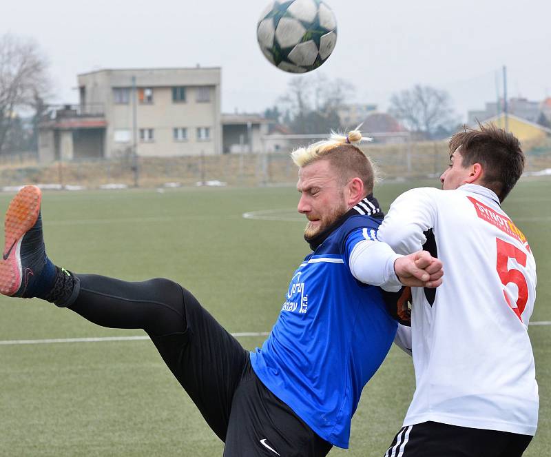 Karlovarská Slavia se loučila se zimní přípravou nerozhodným výsledkem 2:2 s týmem Tachova (v bílém).