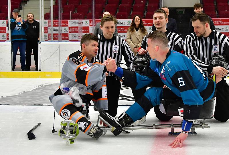 Para hokejisté SKV Sharks Karlovy Vary uhájili para hokejový trůn. V KV Aréně obstál nejlepší tým základní části i ve druhé finálové bitvě, ve které slavil výhru 6:3 nad Zlínem.