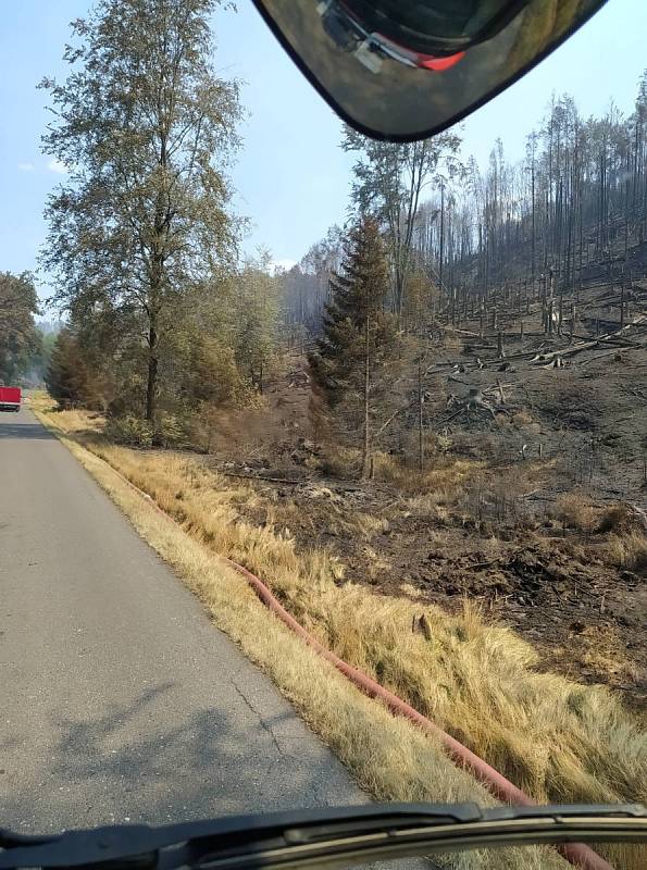 Požár lesů v Hřensku pomáhali o víkendu zdolávat také hasiči z Karlovarského kraje.