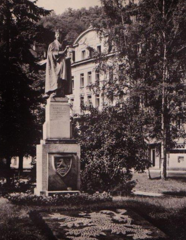 Podívejte se na lázeňské město na archivních známých či méně známých snímcích. Poznáváte místa Karlových Varů?