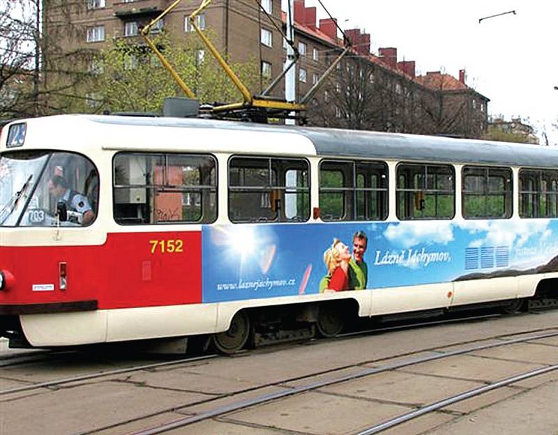 LÁZEŇSKÁ TRAMVAJ. Pražané se v mohou projet v tramvaji, kterou zdobí velká reklama jáchymovských lázní.