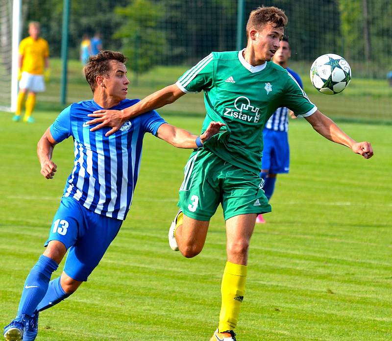 V exdivizním derby se z výhry 5:0 radovala karlovarská Slavia (v zeleném), když navíc Ostrovu (modrobílá) nedovolila skórovat.