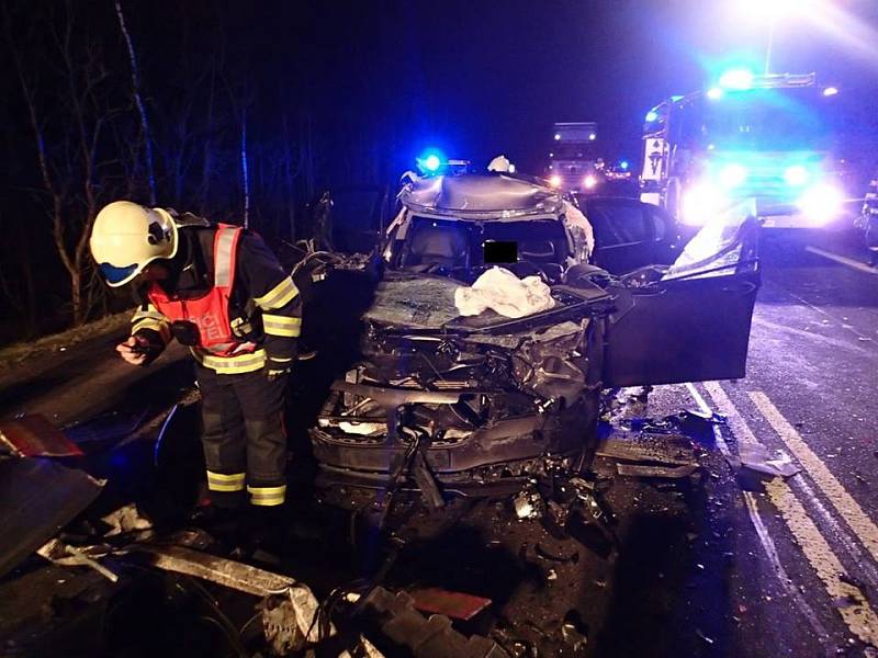 Při vážné nehodě u Bochova museli hasiči vyprostit řidiče a spolujezdce z osobního auta. 