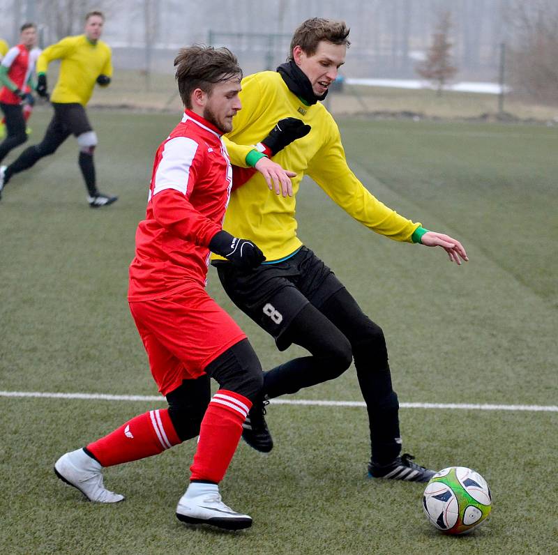 Jediné utkání odehráli hráči karlovarské Slavie, kteří slavili výhru 4:0 nad týmem Vintířova (ve žlutém).