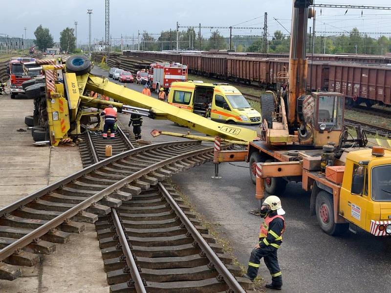 Jeřáb se převrátil při překládání kolejí na chebském nádraží.