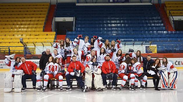 Brankářka ostrovských Čertů Kateřina Fialová si svými parádními výkony vysloužila pozvánku do české reprezentace U16, se kterou dosáhla na dvě zlaté medaile.