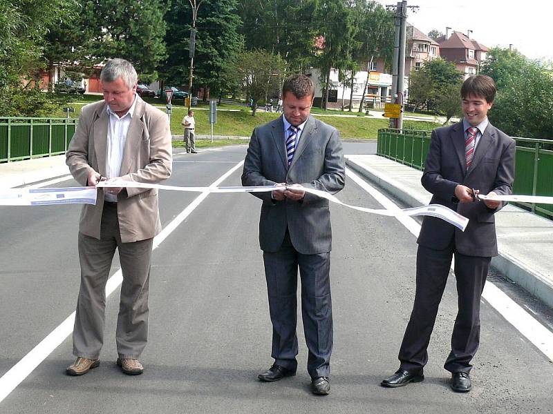 Nově zrekonstruovaný most ve Žluticích otevřeli náměstek hejtmana Petr Navrálil (vpravo) a zástupci provádějící firmy.