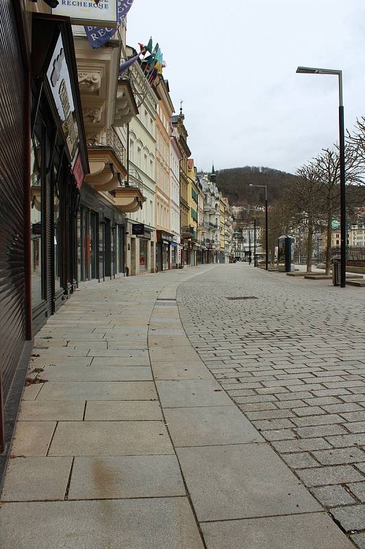 Prázdné ulice v lázeňském centru poblíž hotelu Pupp.