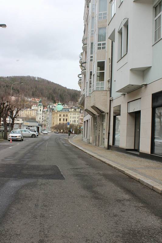 Prázdné ulice v lázeňském centru poblíž hotelu Pupp.