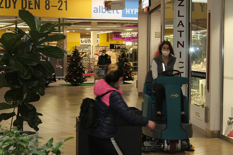 Většina zákazníků je vzorná a respirátory v obchodě používá.