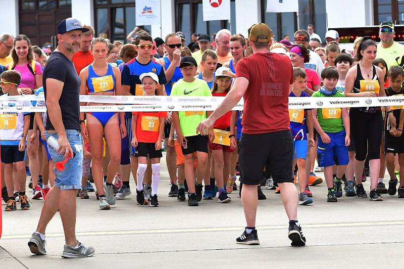 Velkou premiéru si odbylo během víkendu letiště v Karlových Varech, když turisty vystřídali běžci, kteří se poprvé v historii letiště mohli proběhnout po letištní dráze.