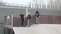 Ostrovský skatepark je opět otevřený. V sobotu zde dováděli kluci na koloběžkách.