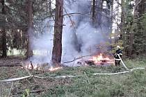 V průběhu středy vyjížděli hasiči v KV kraji čtyřikrát k hlášeným požárům lesního či travního porostu.