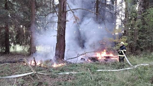 V průběhu středy vyjížděli hasiči v KV kraji čtyřikrát k hlášeným požárům lesního či travního porostu.