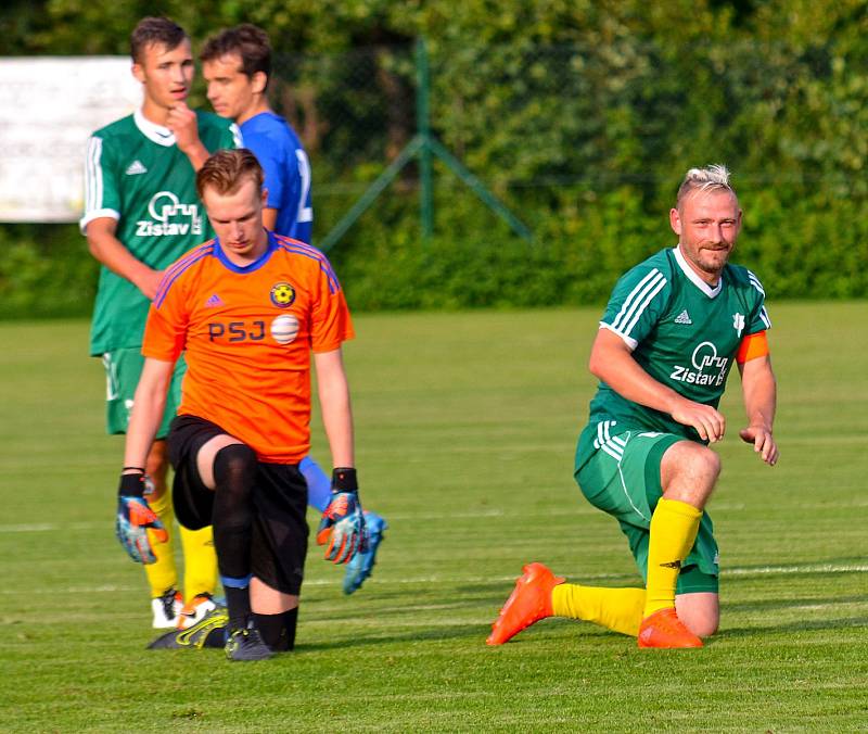 V exdivizním derby se z výhry 5:0 radovala karlovarská Slavia (v zeleném), když navíc Ostrovu (modrobílá) nedovolila skórovat.