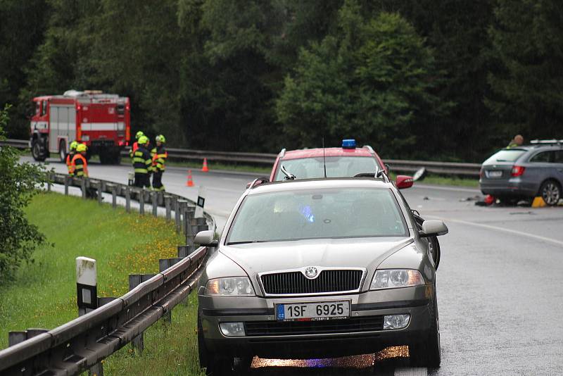 Tragická nehoda na silnici I/6 v úseku U Střelnice.