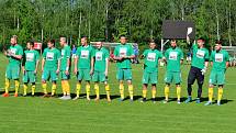 Ostrovský FK (v modrém) si připsal na účet velmi cennou výhru, když v derby pokořil karlovarský 1.FC (v zeleném) v poměru 3:2.