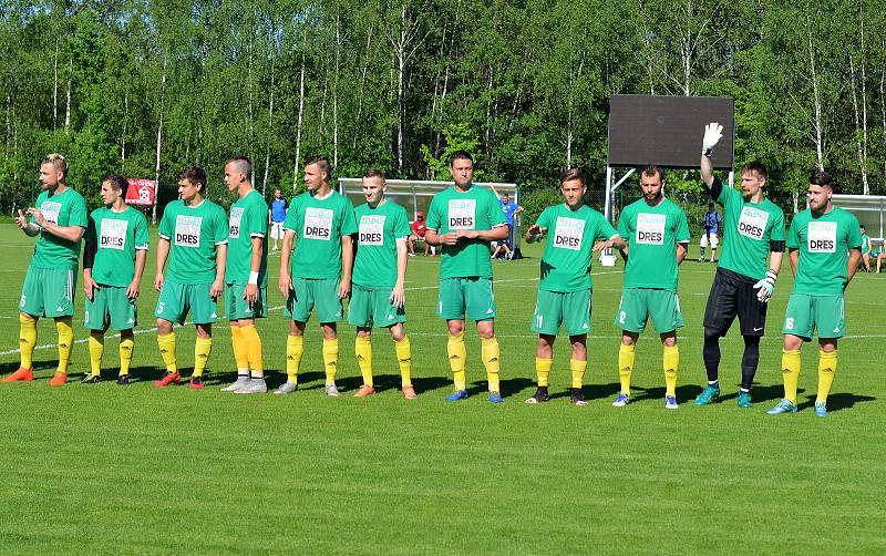 Ostrovský FK (v modrém) si připsal na účet velmi cennou výhru, když v derby pokořil karlovarský 1.FC (v zeleném) v poměru 3:2.