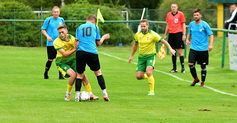 Dvory (ve žlutém) porazily 7:0 výběr Lomnice.