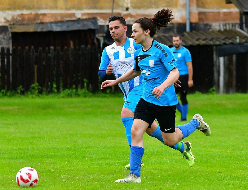 V předehrávce 5. kola skupiny B dosáhly v derby týmů z Poohří na výhru 5:1 hráči Vojkovic (v pruhovaném), kteří si bez problémů poradili s Kyselkou.