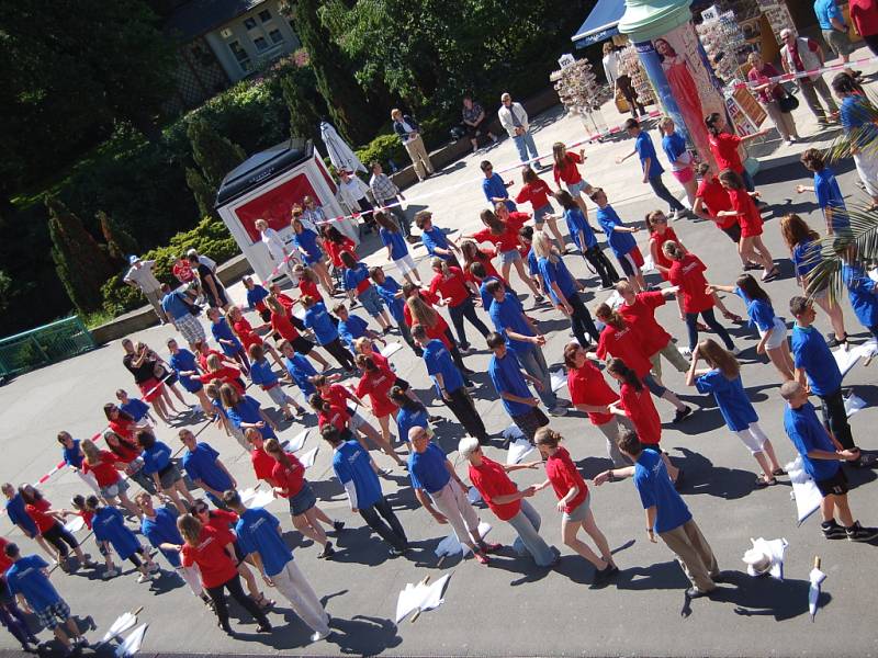 Žáci a studenti se přidali k tanečnímu festivalu, který se pořádá například i v Rakousku, Maďarsku nebo Slovinsku.