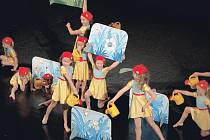 Taneční skupina Mirákl zahájila v pátek slavnostní ukončení festivalu Oty Hofmana v Ostrově. Po nich na pódiu organizátoři ocenili nejlepší snímky letošního ročníku.