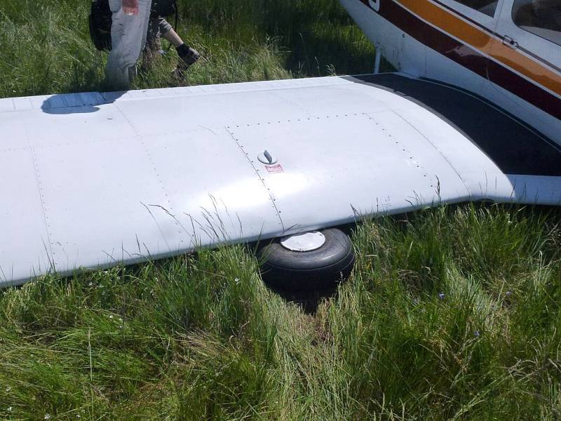 Na karlovarském letišti přistálo letadlo s poškozeným podvozkem.
