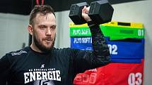 Hokejisté karlovarské Energie v posilovně v přípravě na novou extraligovou sezonu, v níž je z trenérské lavičky povede David Bruk.