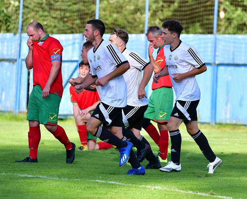 Nejdek (v bílém) si poradil na úvod s FC Cheb, slavil výhru 6:3.