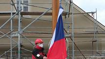 Na hradu od čtvrtka také vlaje česká vlajka. Jde o navázání na tradici  vlajkového stožáru, který byl poprvé vyobrazen s hradem už v roce 1860.