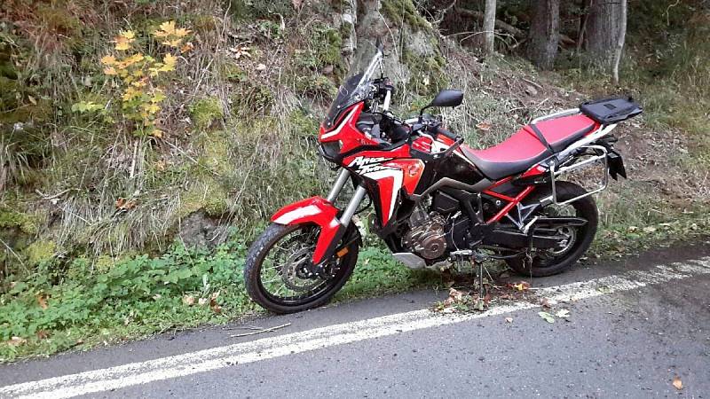 Požáry strojů, lesa i nehody aut a motorkářů. Hasiči zasahovali u 55 událostí