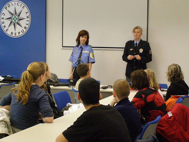 Šanci nahlédnout pod pokličku práce policistů a strážníků dostaly počátkem tohoto týdne děti ze Speciální školy v Habartově.