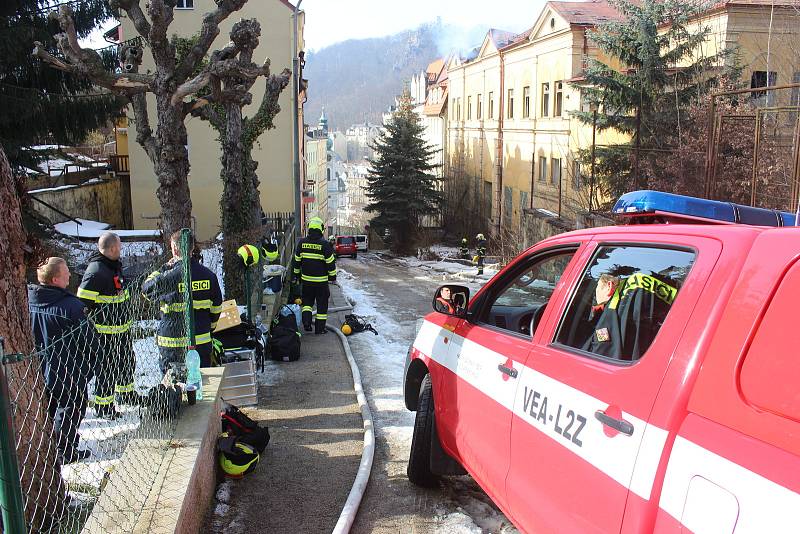 Hasiči likvidují požár bývalé Sokolovny v Kolmé ulici.