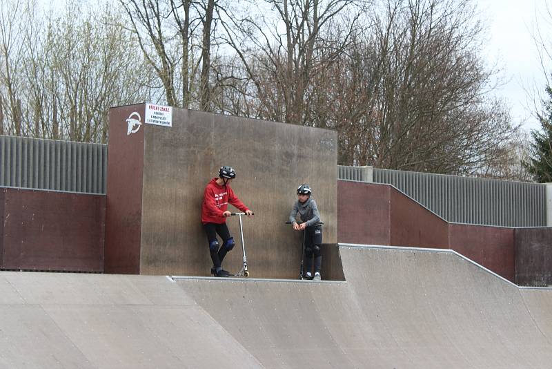 Ostrovský skatepark je opět otevřený. V sobotu zde dováděli kluci na koloběžkách.