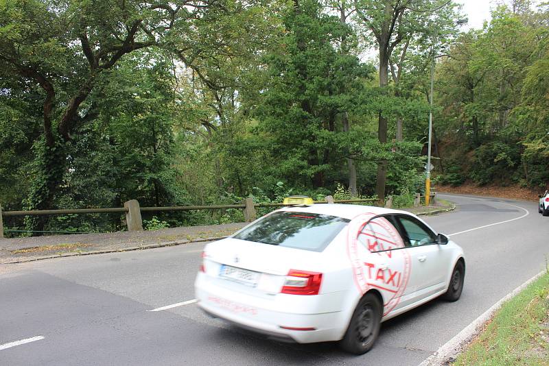 Kvůli nestabilnímu svahu ujíždí v Bezručově ulici i zábradlí.