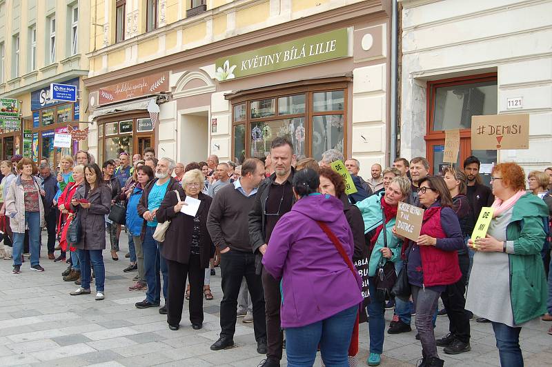 Asi 200 lidí se sešlo u karlovarské Tržnice, aby se připojili k protestům Milion chvilek, které se konaly i na jiných místech země. Organizátoři s demonstranty zde vyzvali premiéra Andreje Babiše a ministryni Marii Benešovou k rezignaci.