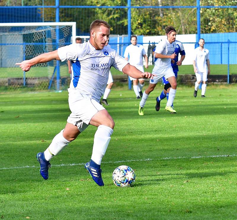 Fotbalisté Bečova ( v bílém) si o víkendu připsali na svůj účet v okresním přeboru velmi cennou výhru 4:1 nad Nejdkem B.