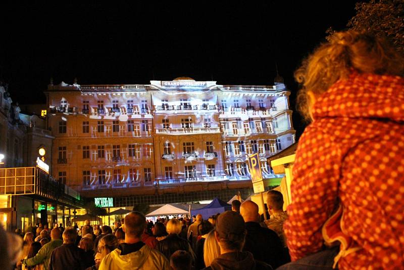 Festival světla VaryZáří, letos na počet 100. výročí vzniku státu.