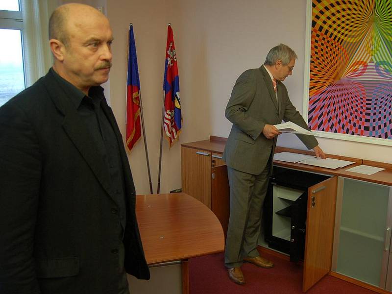 Střídání stráží. Bývalý hejtman Josef Pavel (vpravo) a nový hejtman Josef Novotný.