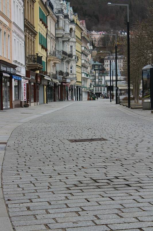 Prázdné ulice v lázeňském centru poblíž hotelu Pupp.