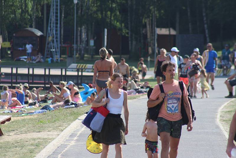 Tropické teploty vytáhly lidi na karlovarské koupaliště Rolava.